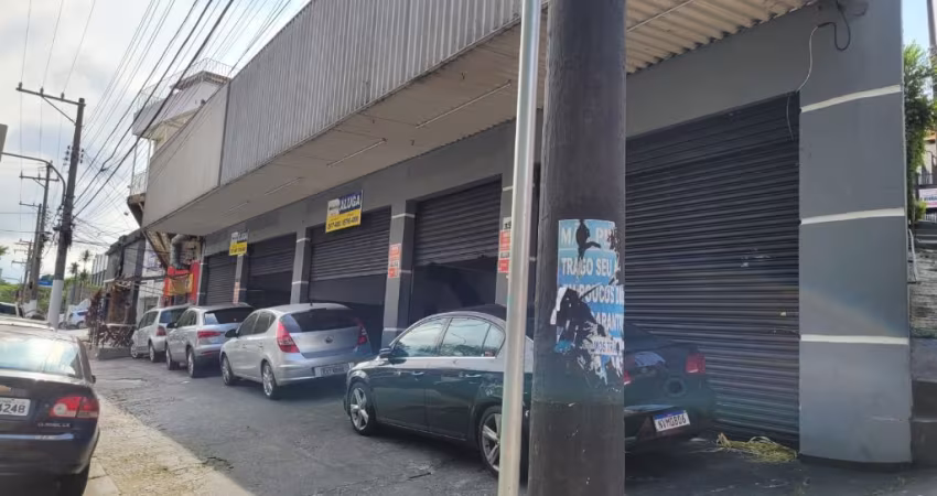 Excelente ponto comercial , 25 metros de frente voltado para Av, composto por salão, escritório e banheiro.