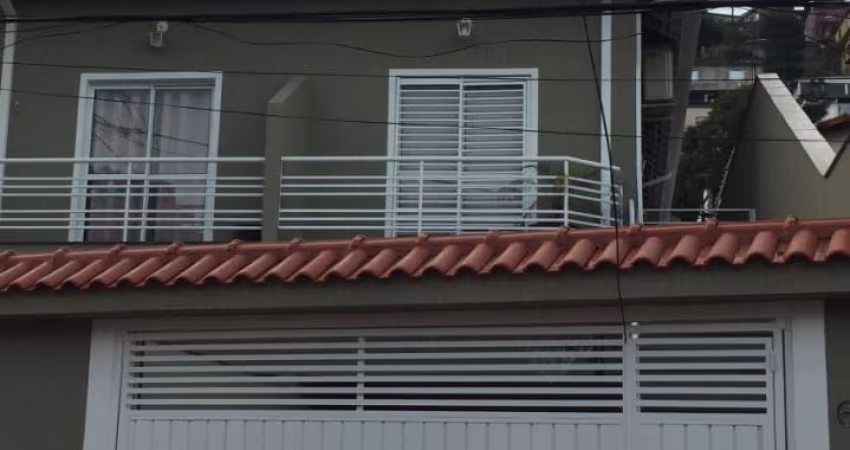 Liindo sobrado pronto para morar Casa assobradada, 2 quartos + 1 suíte, todos os quartos e sala com ar condicionado quente e frio, churrasqueira.