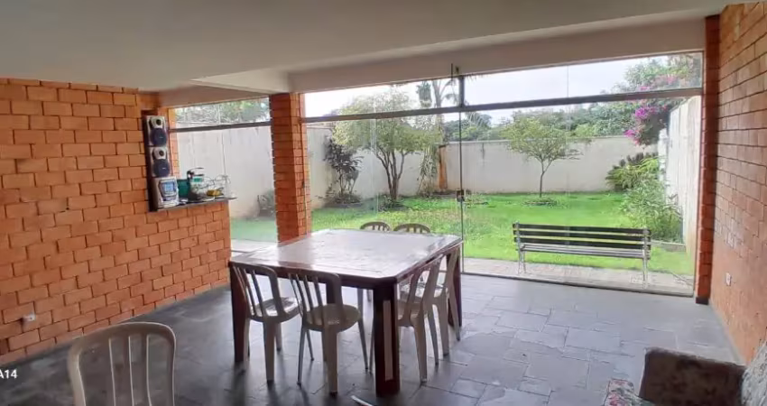 Indo sobrado 3 pisos, com sala com 3 ambientes, lareira, bar divisória, lavabo copa cozinha e lavanderia, salão de festa com banheiro, churrasqueira, bar, sauna, adega, depósito, fechado com vidro tem