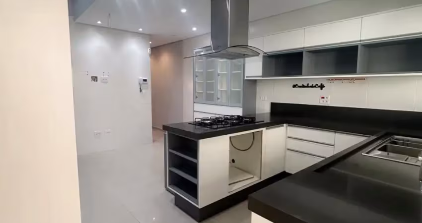 Sobrado com 141 m2 de área construída totalmente planejado e pronto para morar na melhor região da água fria/sp. rua charmosa e monitorada. imóvel conta com 03 suítes sendo 01 com closet, varanda na s