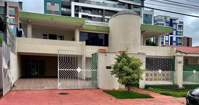 Casa ampla no bacacheri — 745 m² construídos - terreno de 850 m² - a 200 m do laboratório unimed