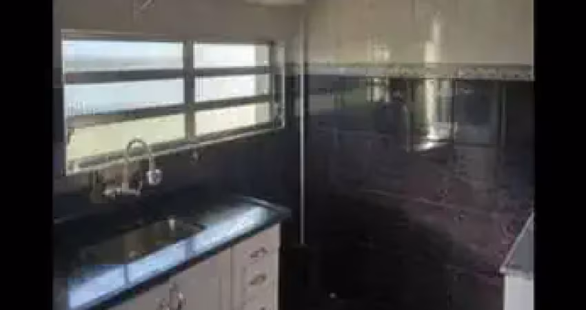Apto no cond. sirius p/ venda com 2 quartos (1 c/ armários), 4° andar prédio escadas, vaga de garagem coberta.