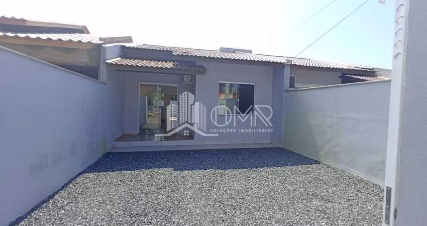 CASA COM ESPAÇO DE TERRENO NA PRAIA DE BARRA VELHA/SC