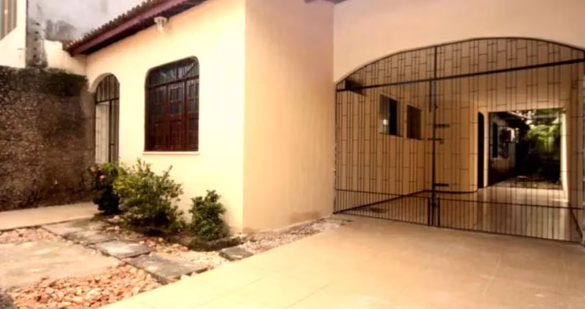 Casa com 3 quartos para alugar na Alameda Oxalá, 783, Parangaba, Fortaleza