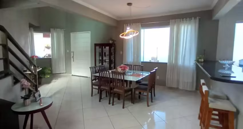Sobrado com 4 quartos, sendo 2 suítes e 2 semi-suítes, piscina, espaço gourmet e terreno com 595m²