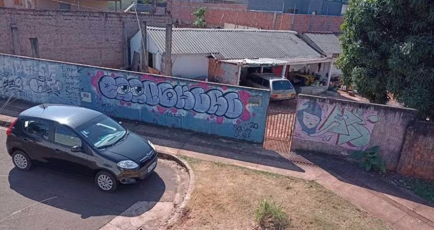 Lote/Terreno próximo a Orla Morena com duas casas