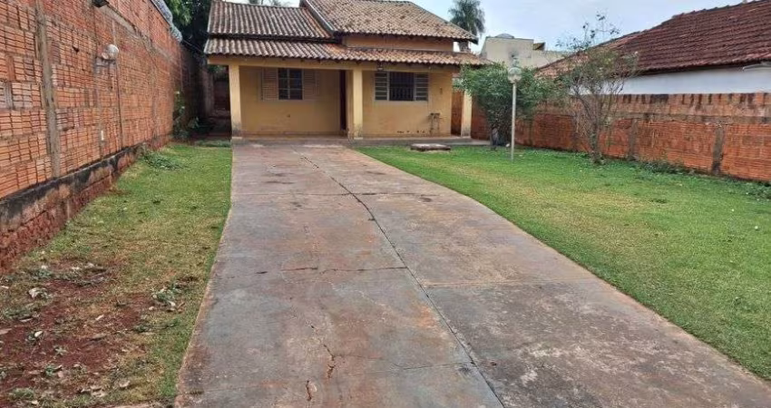 Casa térrea ótima localização ao lado da Orla Morena medindo 10x40, com amplo espaço no Quintal
