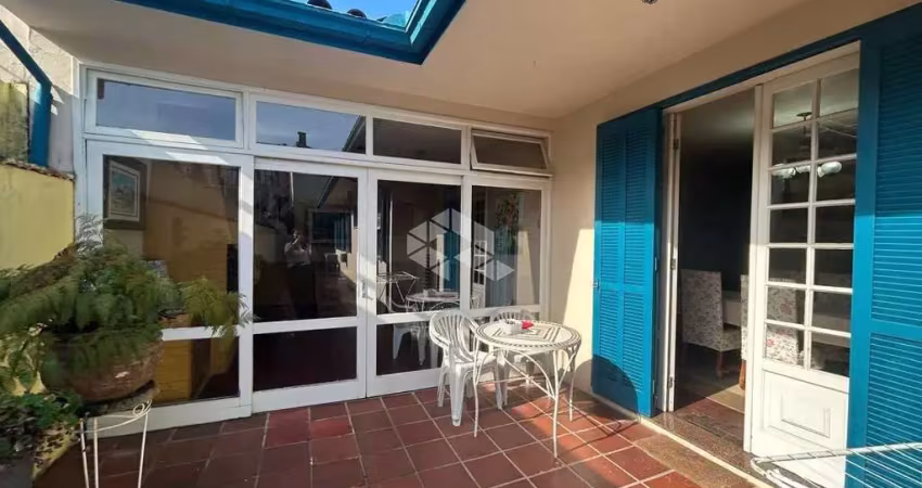 Casa residencial ampla e plana com 4 dormitórios em Coqueiros - Florianópolis