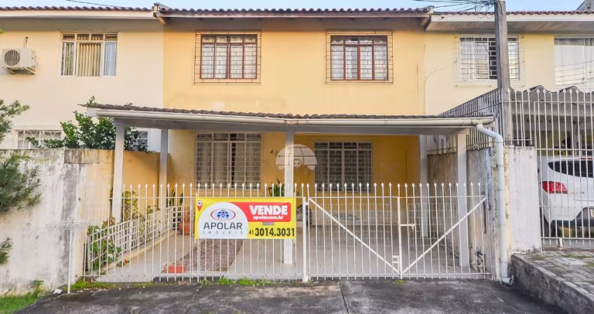 Apolar vende excelente Sobrado no bairro Mercês/Bigorrilho.  Sobrado com 3 Dormitórios sendo um deles (Suíte) face norte. São 149m² construídos.