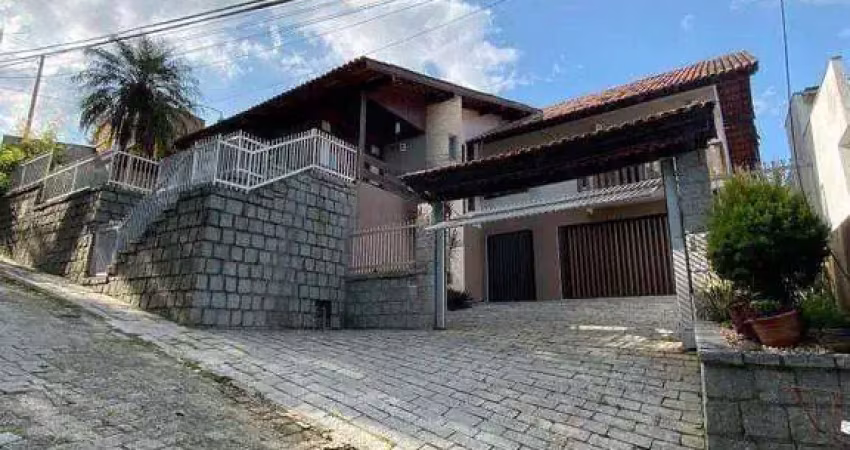 Casa com 4 dormitórios, sendo 1 suíte à venda, 440 m² por R$ 980.000 - Água Verde - Blumenau/SC