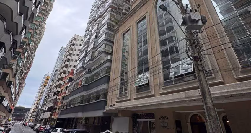 Apartamento à venda com 3 suítes excelente localização na meia praia em itapema