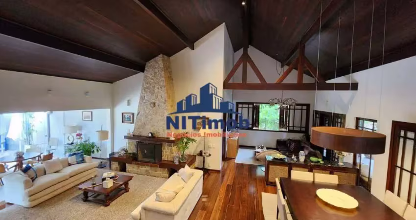 Casa a Venda, 4 quartos, 6 vagas, Piscina, Área Gourmet, condomínio Piratininga Niterói.