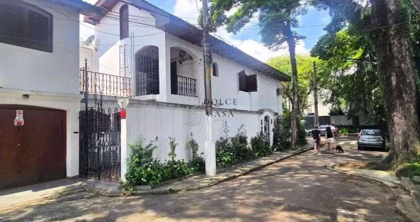 Casa de Vila no Jardim Paulista - com segunça em rua arborizada