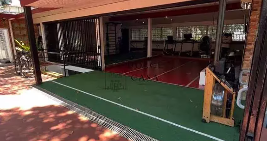 Casa comercial no jd guedala - espaçosa com ampla área externa