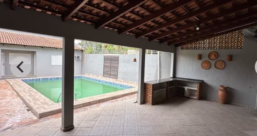 Casa sobrado com suítes e armários planejados e piscina