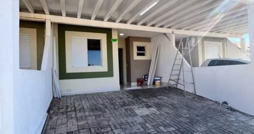 Casa em condomínio com 2 suítes e armários planejados
