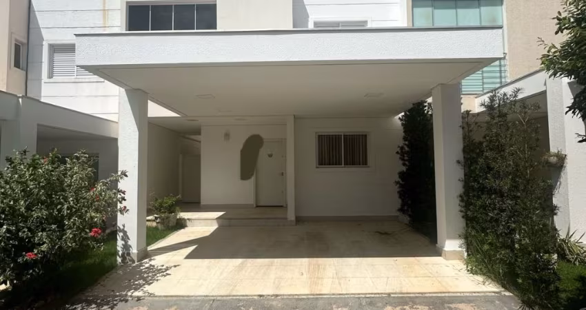 Casa em condomínio com 3 suítes e armários planejados