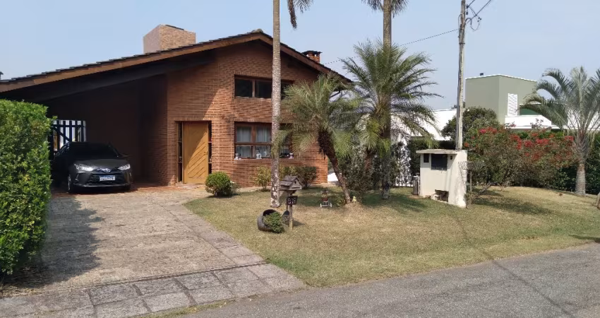 Casa Rústica com 5 Dormitórios, Churrasqueira e Campo de Futebol no Condomínio Aruã