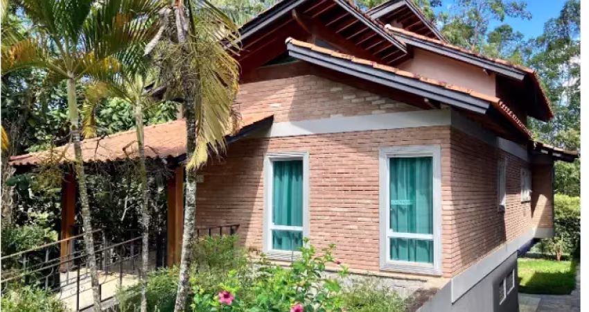 Casa exclusiva com vista para reserva de Mata Atlântica, arquitetura natural e conforto térmico – 274m²