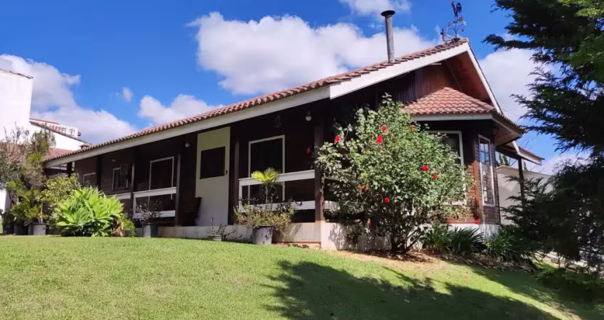Casa de campo mista à venda no aruã, com 3 dormitórios, edícula e amplo quintal gramado