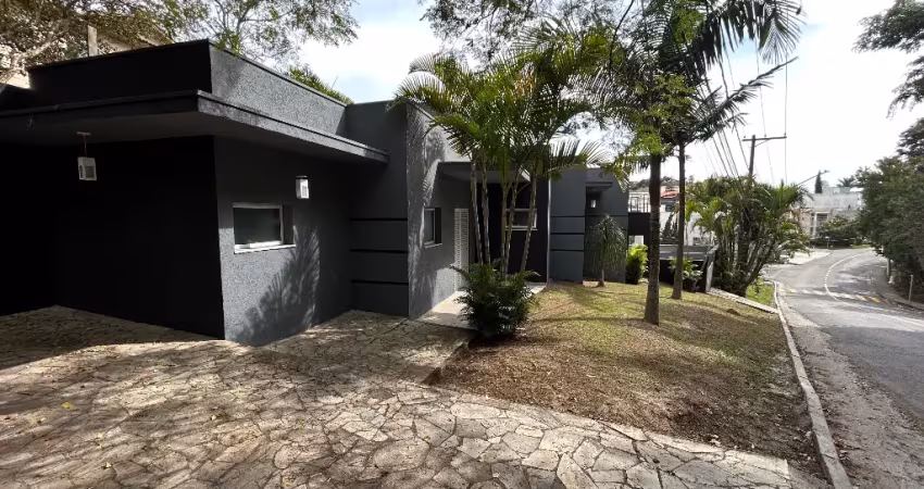 Casa térrea à venda com piscina – condomínio aruã terreno esquina