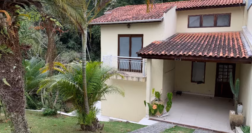 Sobrado à venda no condomínio aruã, 3 dormitórios, sala ampla e fundo para área de preservação