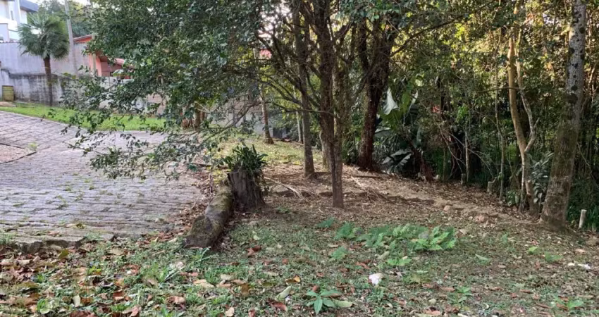 Lindo terreno plano em condomínio aruã, lateral p/ reserva de mata