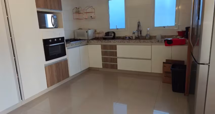 Casa térrea mobiliada com piscina para locação no condomínio aruã
