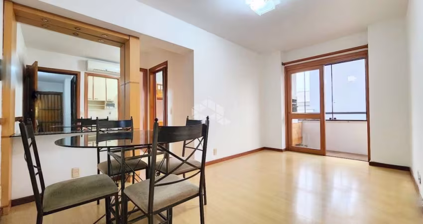 APARTAMENTO DESOCUPADO, SEMI MOBILIADO COM DOIS DORMITÓRIOS E UMA VAGA NO BOM FIM