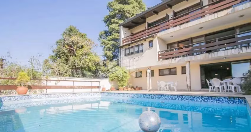 Casa de 5 dormitórios /suítes e 4 vagas no bairro três figueiras
