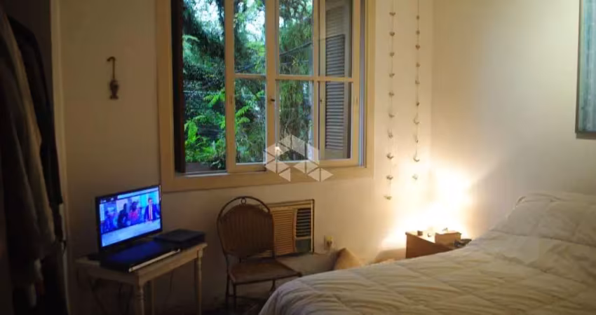 'apartamento 2 dormitórios, frente com sacada  ,mobilado bairro rio branco porto alegre