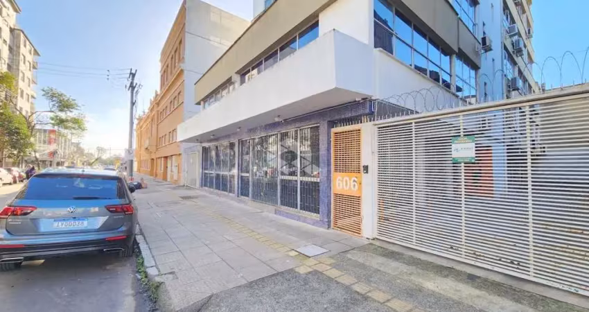 Sala comercial desocupada ,  com portaria presencial e vaga de garagem coberta