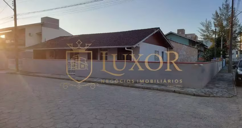 Casa localizada na praia do gragatá em navegantes sc, 3 dormitórios e amplo terreno de esquina.