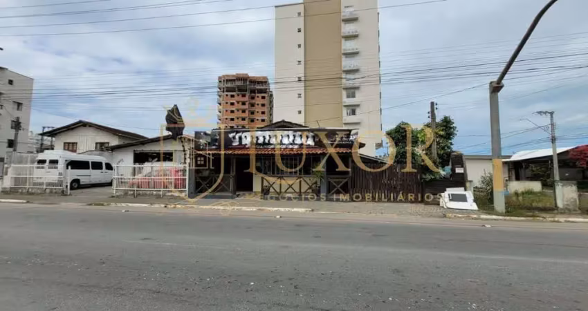 Terreno comercial com 2 casas simples em avenida no Bairro Gravatá em Navegantes SC.