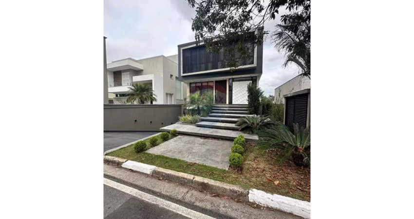Casa de Luxo com 4 Suítes e Piscina em Arujá