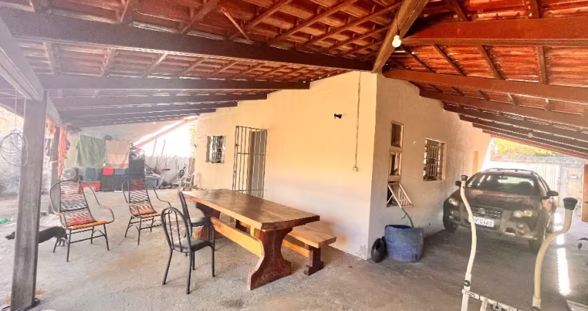 Casa exclusiva no lote com quintal amplo, dois quartos com banho social , sala e cozinha amplas, área de serviço, toda lajotada e com varanda em l. região de fácil acesso a continuação da av leste oes