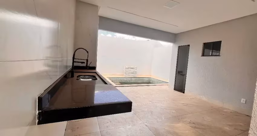 Casa novíssima três quartos com suíte, varanda goumet e piscina aquecida