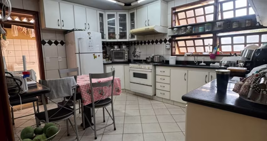 **Oportunidade Incrível no Condomínio Privê Atlântico – Casa em Reforma Pronta para Personalizar!**