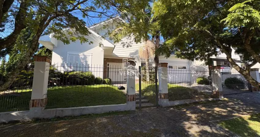 Casa térrea de 03 dormitórios c/ 01 suíte e piscina em condomínio fechado