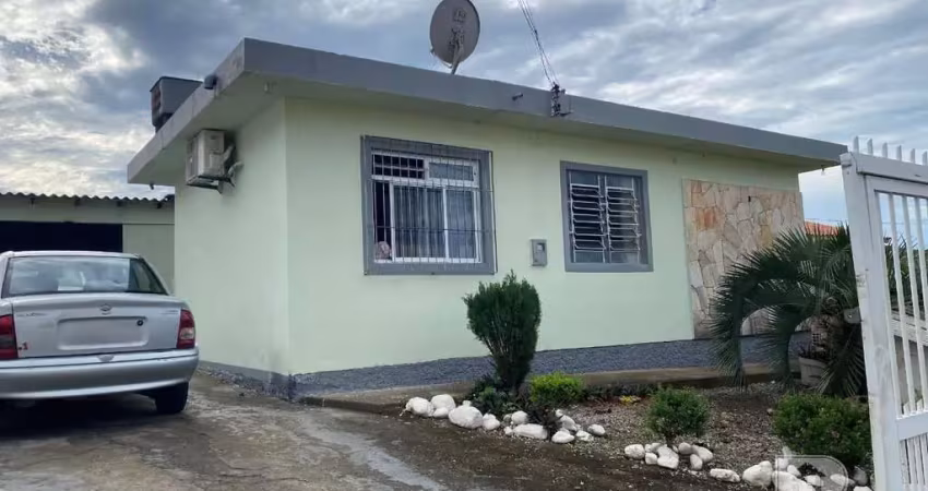 Casa com 3 dormitórios no Bairro Real Parque