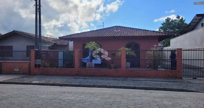 Vende-se casa em excelente localização no bairro Ubatuba - São Francisco do Sul/SC