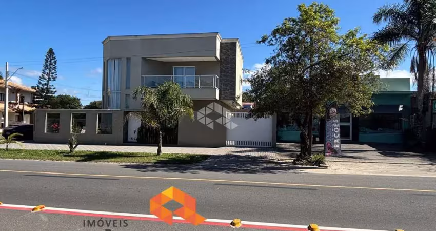 Casa sobrado de alto padrão, com ponto comercial do do lado