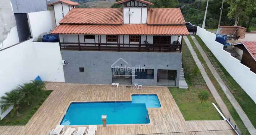 Magnífica Casa em Condomínio Fechado com Vista para a Represa em Igaratá, SP
