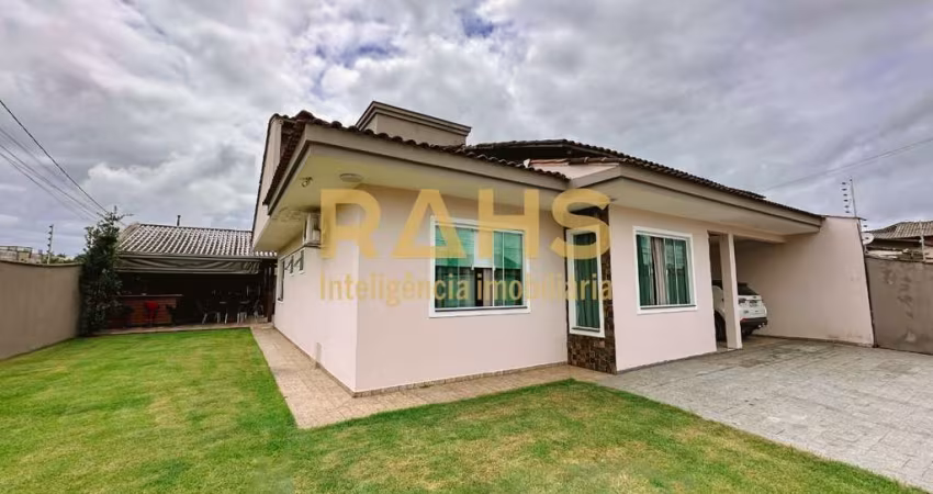 Casa com suíte e dois dormitórios à venda.