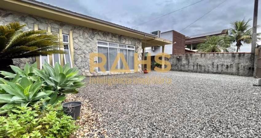 Casa com 3 quartos sendo 1 suíte, 3 vagas de garagem, área de churrasqueira e amplo quintal à venda no Bairro Jardim Iririú.