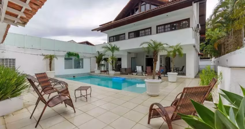 Vendo casa triplex no condomínio maramar residencial no recreio dos bandeirantes.