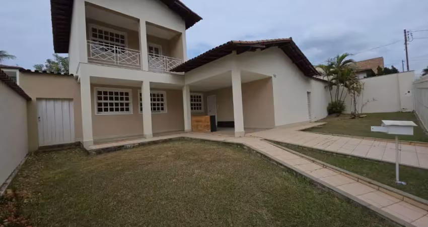 Código 4555 -  aluga casa no bairro castelo, 03 quartos sendo uma suíte com sacada, todos os quartos possuem guarda-roupa, 03 salas, copa, cozinha, área de serviço, um banheiro social, área livre com 
