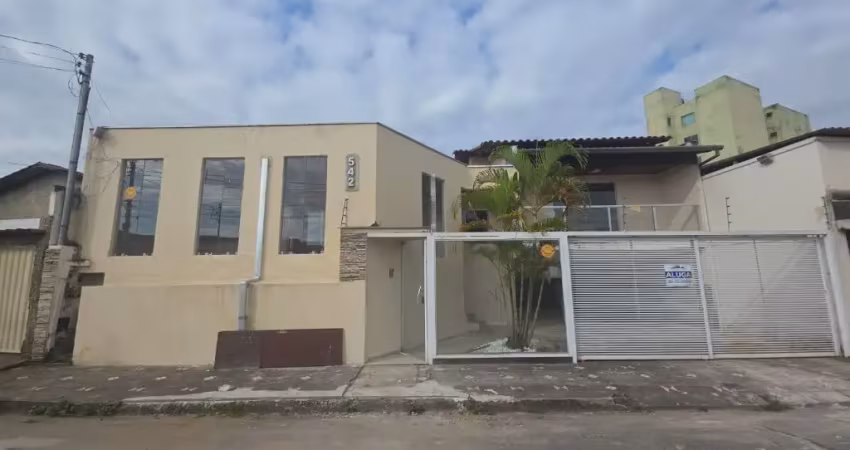 Código 4534 - aluga casa no bairro bela vista, 03 quartos, sendo 01 suite, escritório, sala, copa, cozinha, área de serviço, 02 banheiros sociais, 03 vagas de garagem, quintal com churrasqueira.