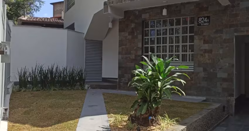Código 4574 - aluga casa duplex, com aproximadamente 240m², 03 quartos, sendo duas suítes, uma suíte com sacada, sala, copa, área de serviço com armário, cozinha com armário, 01 lavabo, quintal, 02 va