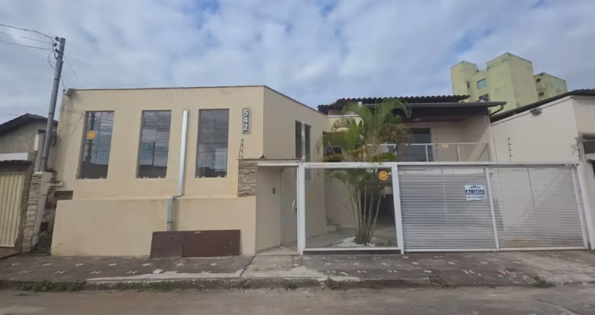 Código 4534 - aluga casa no bairro bela vista, 03 quartos, sendo 01 suite, escritório, sala, copa, cozinha, área de serviço, 02 banheiros sociais, 03 vagas de garagem, quintal com churrasqueira